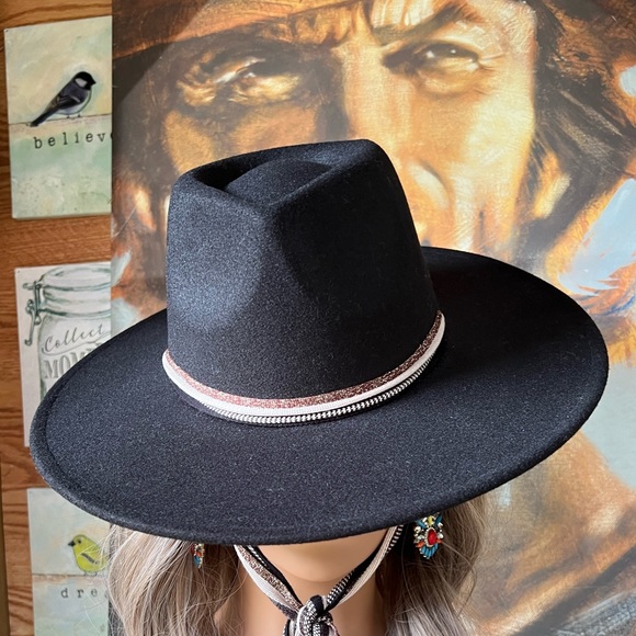 Black Ribboned Rancher - Picture 4 of 12